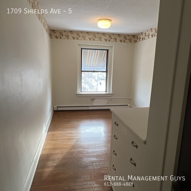 Building Photo - Huge 2 Bedroom! Completely Remodeled!