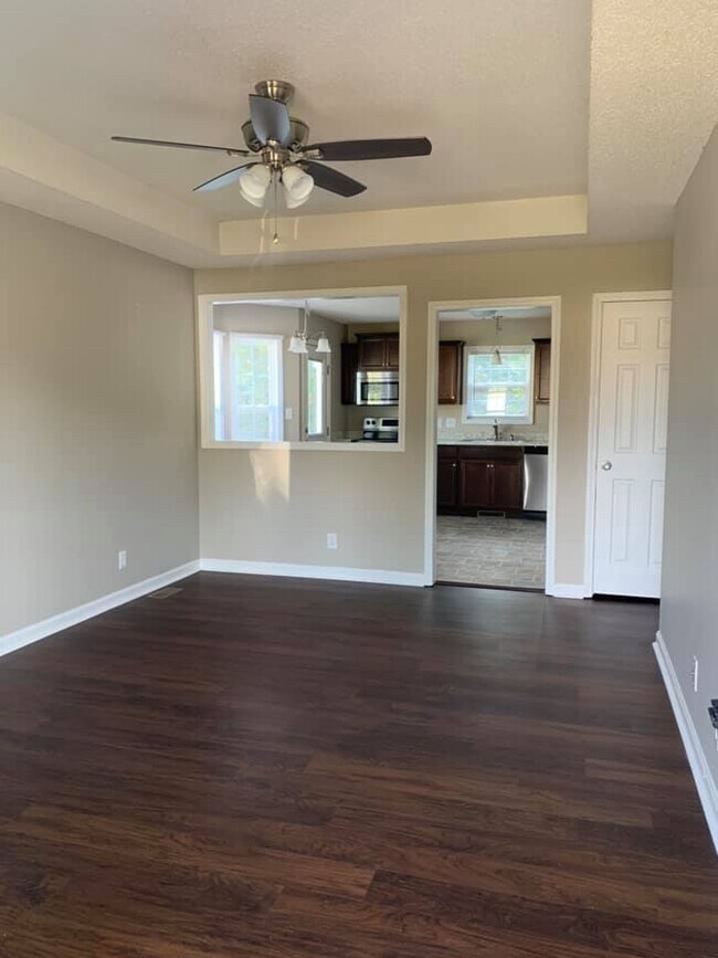 Building Photo - 3 Bedroom 2 bath Home For Rent!