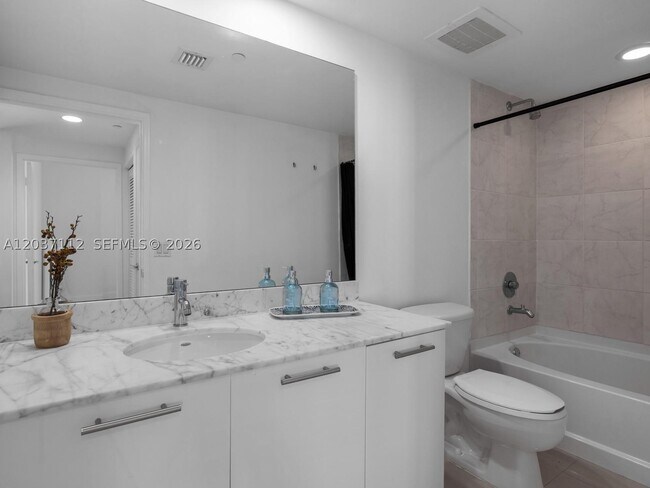 Building Photo - 950 Brickell Bay Dr