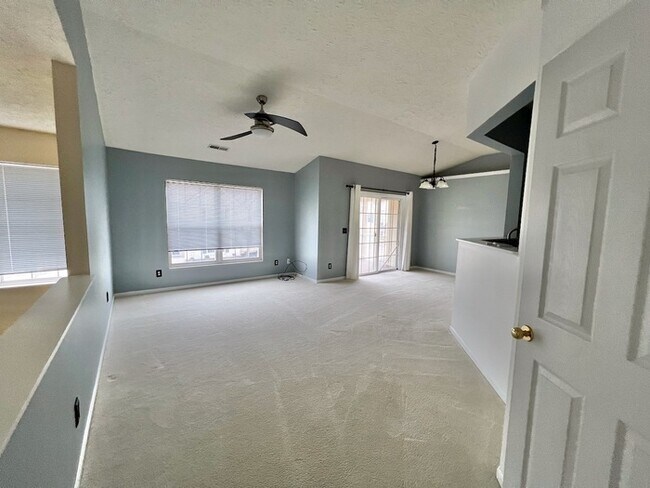 Building Photo - Spacious Amelia Condo!