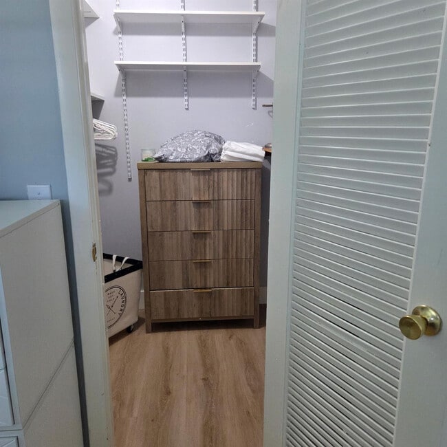 Building Photo - 300 SW Golfview Terrace