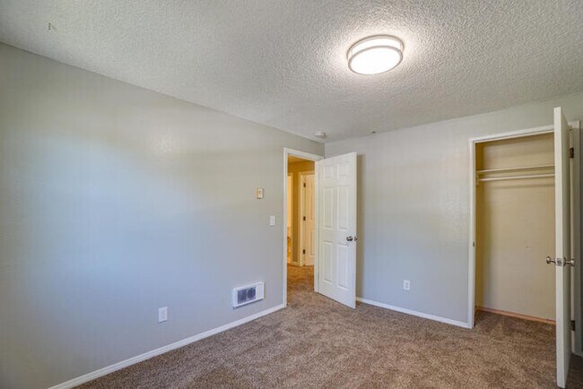 Building Photo - THREE BEDROOM NEAR LENA PARK