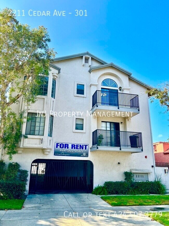 Building Photo - 2211 Cedar Ave