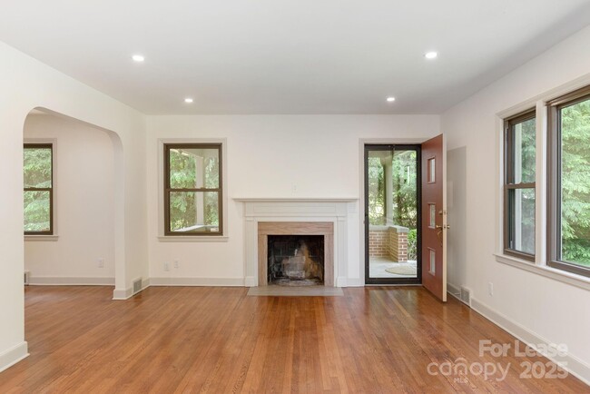 Building Photo - 10 S Oak Forest Dr
