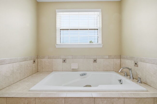 Building Photo - 6170 E Briarwood Cir