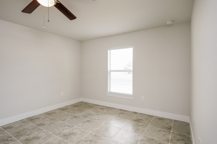 Building Photo - 1077 Capri Cir