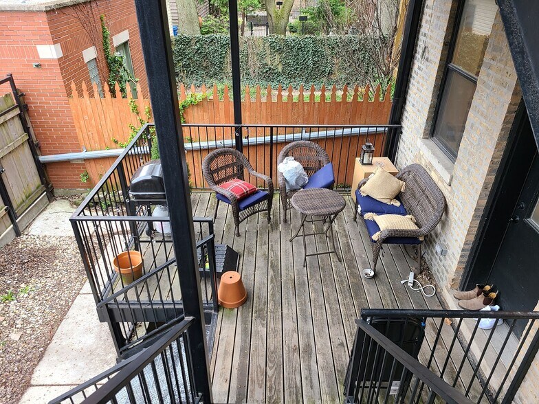 Building Photo - 1135 N Damen Ave