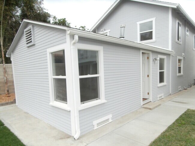 Building Photo - 933 10th St