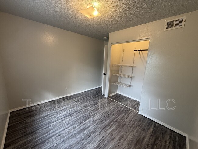 Building Photo - 605 SE 72nd St