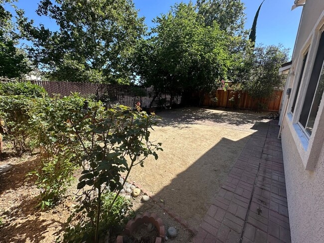 Building Photo - Beautiful 3 Bedroom, 2.5 Bath Antioch Home