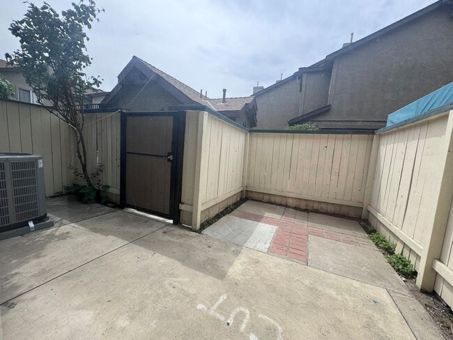 Building Photo - Spacious Home in Huntington Park HOA Commu...