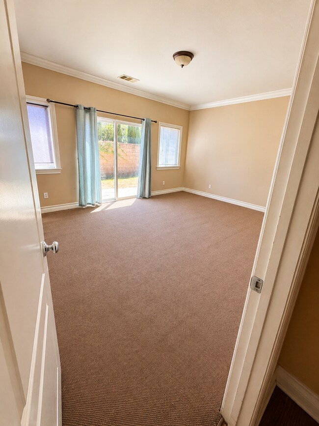 Building Photo - Spacious 3-Bed, 3-Bath + Bonus room as office/den.  Great room - Open Kitchen with island.  Gem i...