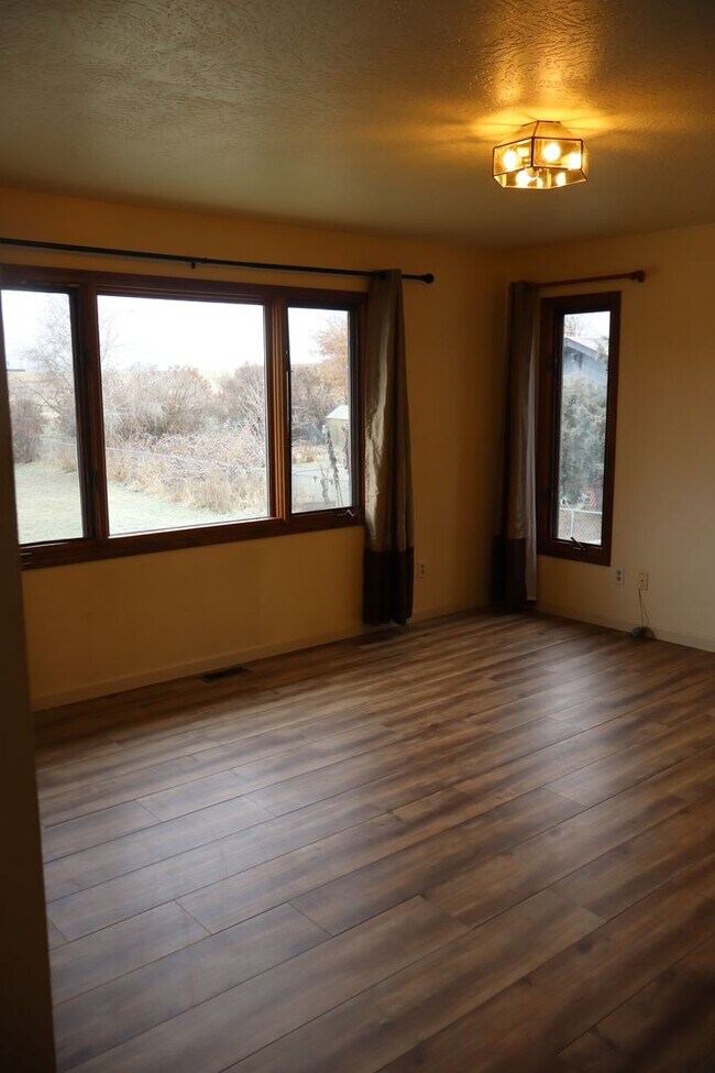 Building Photo - Spacious Home with Large pet friendly yard