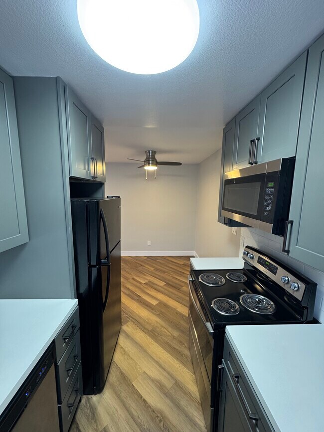 Building Photo - 5333 Russell Ave