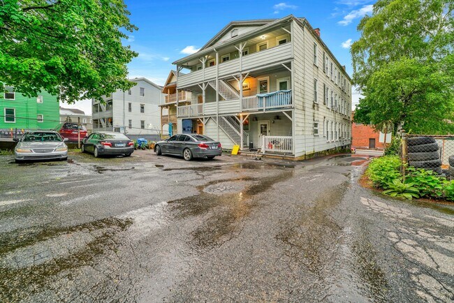 Building Photo - 915 S Main St