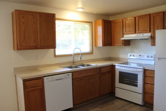 Building Photo - 4 bedroom 2 bath house
