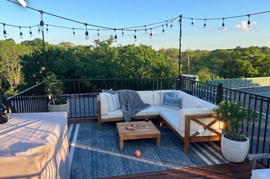 Building Photo - 52 River St