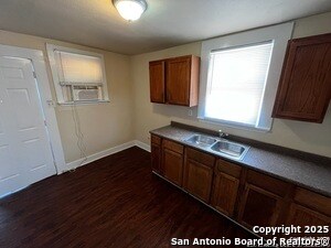 Building Photo - 905 W Lynwood Ave