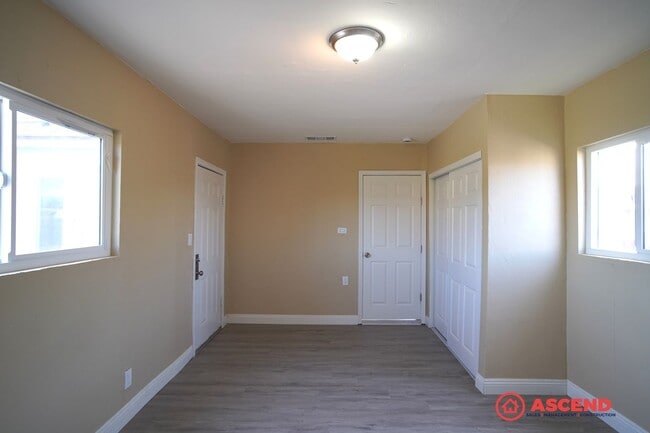 Building Photo - Adorable 4 Bedroom Bungalow!