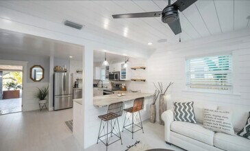 Building Photo - 613 Fern St