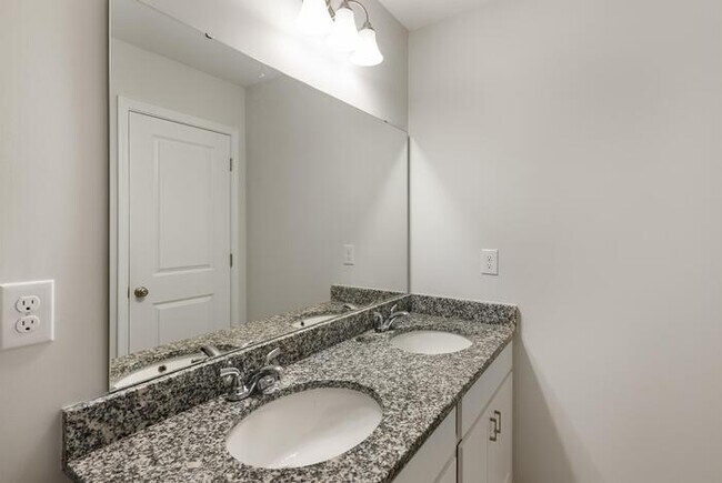 Building Photo - Newer home with Community Pool!