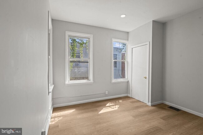 Building Photo - 2423 N Myrtlewood St