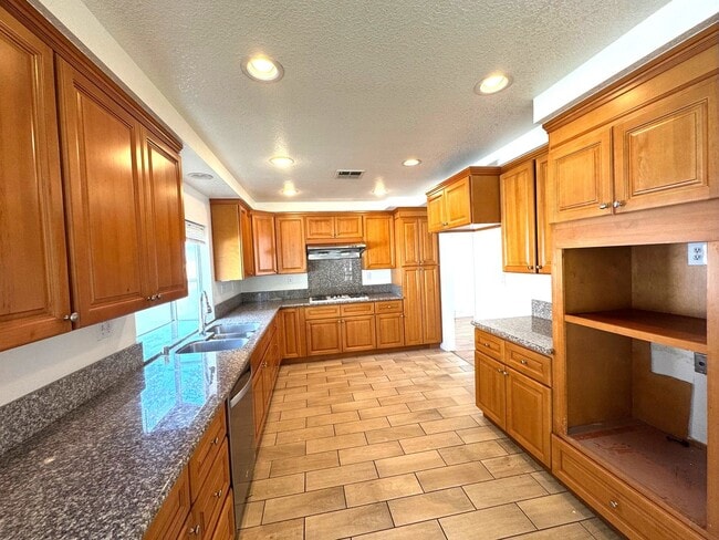 Building Photo - Beautiful 3 Bedrooms, 2.5 Baths Home with 3 Garage in Gated West Covina Community