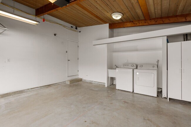 Building Photo - Beautiful 5BD/2BA on Baja!! Great backyard space with turf & fire pit!!