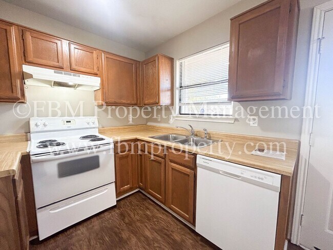Building Photo - 701-703 Hillcrest Ct