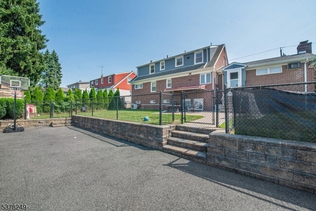 Building Photo - 44 Gless Ave