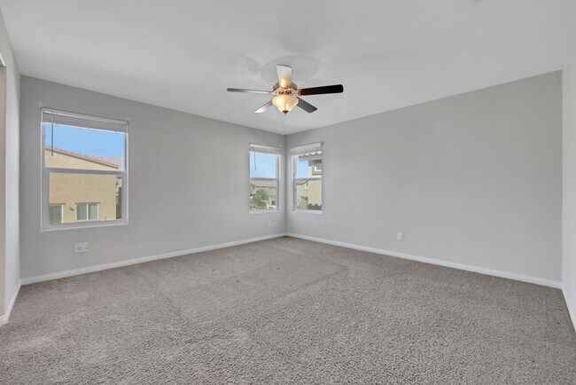 Building Photo - Large 4 bedroom home