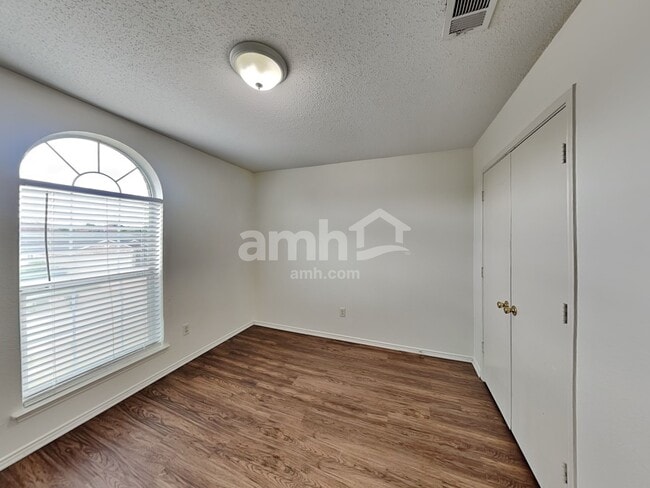 Building Photo - 1801 Wolf Creek Dr