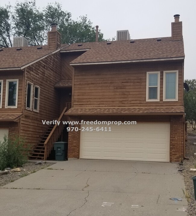 Building Photo - Lots of space in this 3 Bedroom 2.5 Bath R...