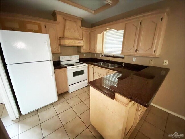 Building Photo - 14 W La Guardia Ln