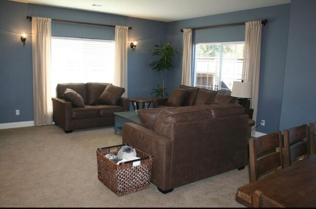 Building Photo - Beautiful 4 Bedroom 3 Bathroom House Atascadero