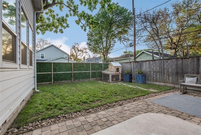 Building Photo - 127 5th St