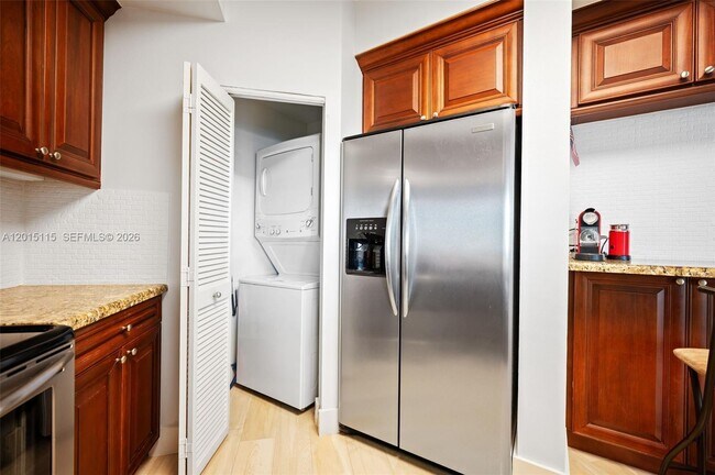 Building Photo - 888 Brickell Key Dr