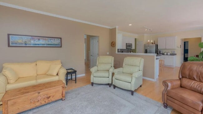 Building Photo - Beautiful large 4 bedroom Home