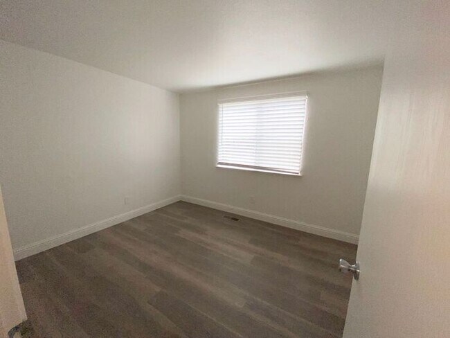 Building Photo - Modern 4 Bedroom, 3 Bath House - Near Died...