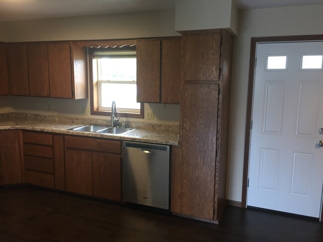 Building Photo - SIDE BY SIDE TWINHOME