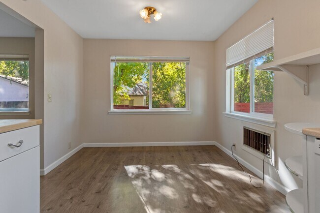 Building Photo - Duplex property in Midtown