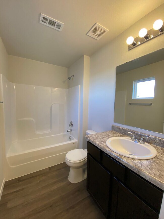 Building Photo - AVAILABLE TODAY! — Comfort & Style -  3 Bed, 2.5 Bath Duplex in Lawlis Ranch