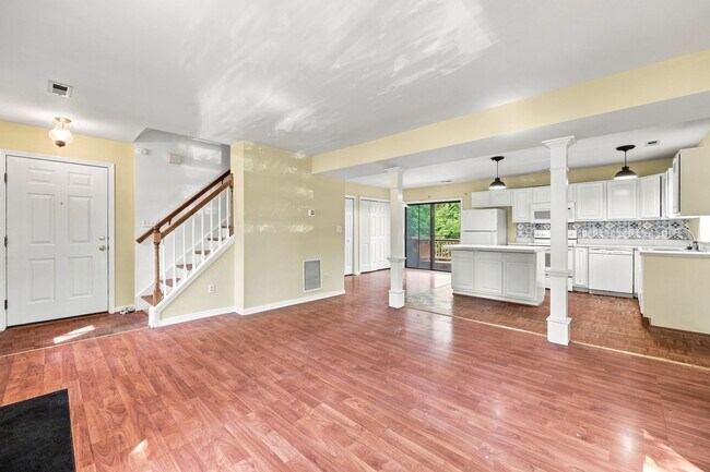 Building Photo - 322 Whispering Oaks Dr
