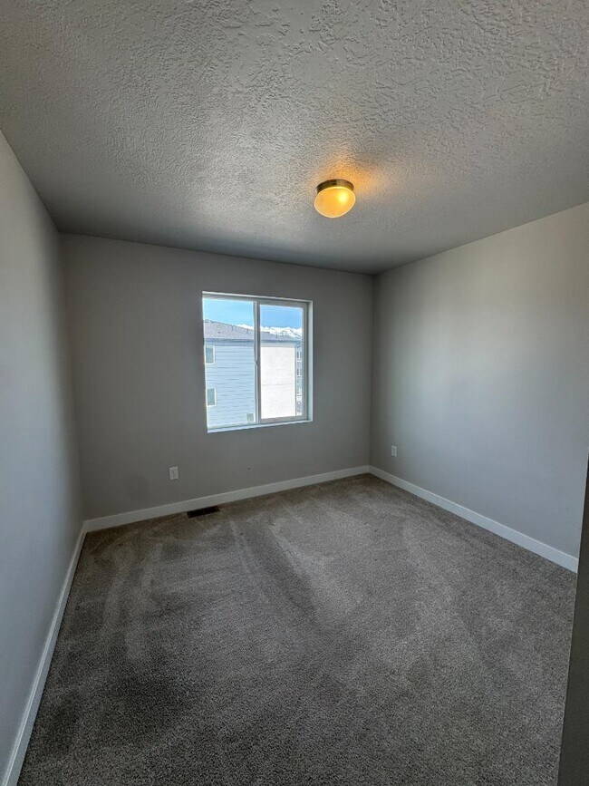 Building Photo - 983 W 420 S