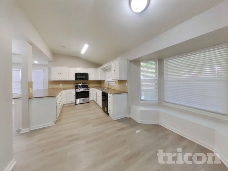 Building Photo - 419 Windhurst Dr