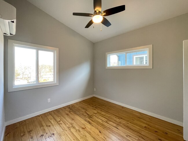 Building Photo - Beautiful Compact Cottage in South Asheville