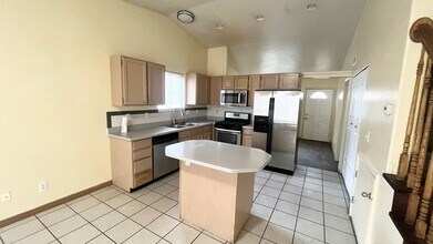 Building Photo - 4 bedroom/2.5 bathroom Townhome in West Jordan!