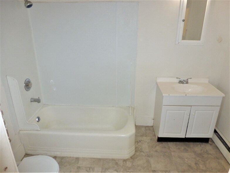 Building Photo - 14 Hickok Pl