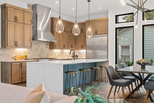 Building Photo - 603 E 47th St