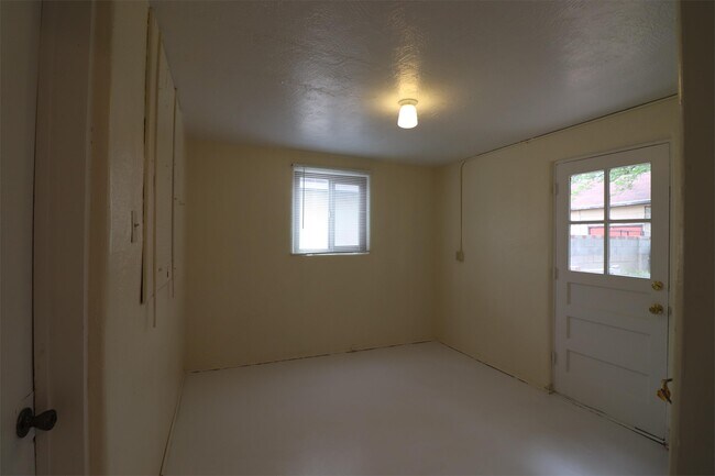 Building Photo - 3112 Colorado St NE